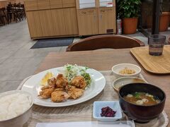 羽田食堂のランチセット。
予想以上に美味しかった!
ご飯のお代わりも無料です!
…白米大好きおじさんには助かります…