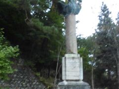 これはローマ市から贈られた像。大鷲の像です。