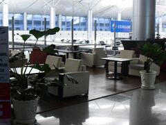 　空港内で一夜を明かしたにも関わらず、ふかふかのソファのお陰で快適に眠ることが出来た。朝6時頃になると空も段々明るくなり始め、荷物をまとめ外へ出ることにした。タクシーを使い、プノンペン行きのバスが集まるホーチミン一番の安宿街であるファングーラオ通りを目指す。しかし昨夜は多数止まっていた空港前のタクシーは何故か一台も居なかった。