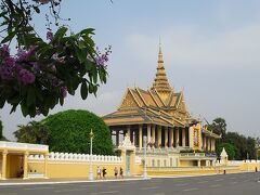 　博物館を後にして隣にある王宮へ向かう。2人で5000リエル(12.5米ドル)支払う。こちらもやはりクメール様式の外観である。朝から炎天下の下を歩き続けているため、汗がどんどん排出されてゆく。冷たいコーラが最高にうまい。王宮は観光地であると同時に現国王の住居にもなっており、1866年ウドンからプノンペンへの遷都に伴い、この場所に建設された。