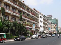 　王宮見学を終え、トンレサップ湖沿いを歩く。この辺りは、外国人が多く滞在するという比較的高級なホテルが集まる。明らかに我々が滞在している安宿街とは雰囲気の異なる。欧米人がオープンテラスでゆっくりしている様子が見える。その中の一軒、Mekong Riverというレストランで昼食をとる。