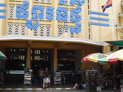 　セントラルマーケットは、中央に巨大なドームを構える本館を中心にして、浅草の帝釈天の仲見世通りの様な屋台街が放射状に伸びている。ドームの中に入ると貴金属、時計、電化製品、衣類を中心に、沢山の店が軒を連ねており、商売熱心な店員たちに沢山声を掛けられた。