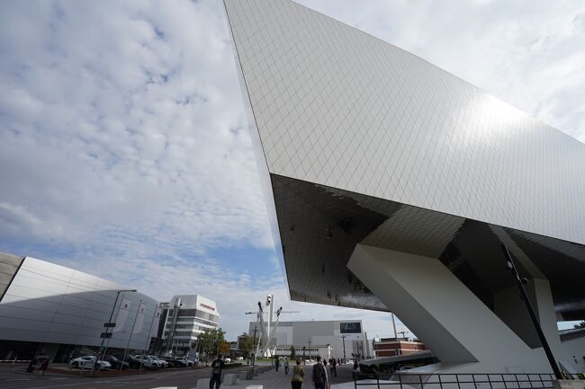 手前の近代的な建物がポルシェミュージアム。