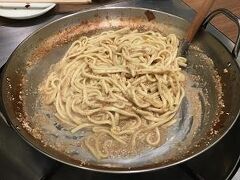 〆はラーメン。
これでもかっていうくらい
最後にゴマを入れます。


三人でお酒を入れて一万円くらい。



翌日、開店時間に予約していた日産レンタカーへ。

鹿児島県を目指します。

いちいちSAに寄っては買い食いするので
娘もほとほと胃が疲れてきてました（笑）



まずは熊本県人吉城
歴史館はコロナウィルスの影響で営業中止(-_-;)
うっコロナめ～