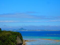 瀬底島にやってきました。
昨日いった伊江島のタッチューが見えますね