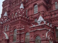 ヴァスクレセンスキー門をくぐると　右側に大きな建物があります。ロシア国立歴史博物館です。この前で、警備の人にとめられました。この時期は、中国人はロシア入国ができなかったので、中国人かの確認のため呼び止めたものと思われます。パスポートを、手持ちの小型機械で確認します。モスクワ駅で、呼び込んだ情報がここで活きているんだと感じました。