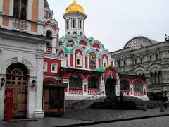 ヴァスクレセンスキー門の左に「カザンの聖母聖堂」があります。かわいい色合いですぐに目につきます。ドキドキしながら中に入ると　信者の方が熱心にお祈りをしています。ミサでした。聖堂は広くはありません。信者でない者の見学は心苦しく感じ、ロシア正教の雰囲気を体にしみこませお祈りと見学をして　足早に出てきました。
