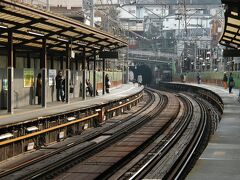 反町駅ホーム　横浜方面のトンネルを望む

＊反町駅が地下駅化された為、東横線の線路跡を遊歩道とし2011年に東横フラワー緑道延長約1.4ｋｍ（東白楽駅～横浜駅）が完成した。