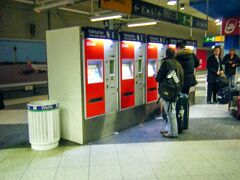 ◆ドイツ語

ホームに券売機があったが、ミュンヘン東駅までのチケットを買いたかったが、ドイツ語が分からずチケットが上手く買えなくて大変だった。結局分からなかったので半日券を購入して乗車。