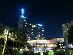 【グリーンベルト　モール】
ホテルは、メトロ・マニラ（マニラ首都圏）の中でも、
ビジネスの中心地として名高いマカティ市にとりました。

理由の一つは、このグリーンベルトで、夜の食事などあらかた、
問題なく済ませられること。

