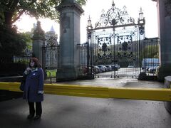 スコットランドにあるエリザベス女王の
公邸です。
黄色いバーは、テロ防止の為のもの