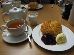 城内にあるカフェで
スコーンとクレームティを ♪
このクロテッドクリーム
めちゃ美味しかった ♪