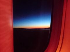 3月9日（土）→3月10日（日）
エミレーツでリスボンからドバイへ！
7時間のフライトでした。
早朝着なので、空が夜明け前の凄い色！