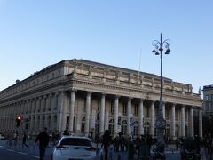 ボルドーを代表する「大劇場」　　パリのオペラ座はここをモデルにして造られたらしい。　　　屋根には聖人が並んでいます。