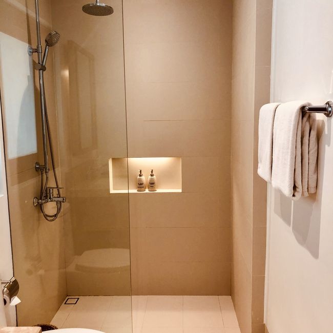 シャワールームにはシャンプーとリンスのみ。<br />水圧:中間～弱い(ですがストレスは無し)<br />排水:完璧！！<br /><br />バスタオルは大判の物が２枚とハンドタオルが４枚で毎日交換してくれます。あと言えばその都度交換してくれる。(プールサイドにも同じバスタオルが棚に入って常備してある)