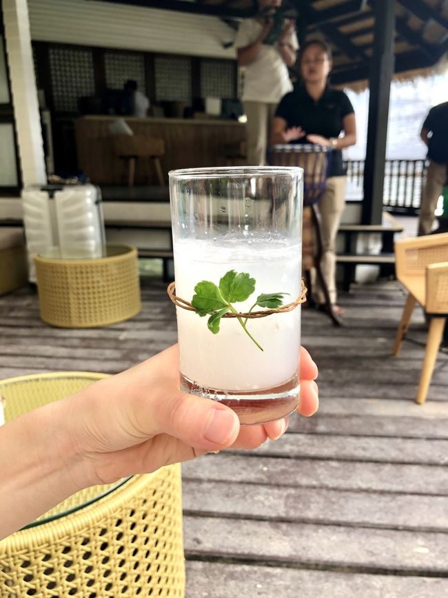 ウェルカムドリンクが配れました。<br /><br />名前を呼ばれパスポートを渡し一通りの説明を受けたあとはもぅ自由～(^^)<br />今の時間レストランではランチの時間だそうでお部屋に行く前に食事しました☆<br />食事はビュッフェスタイルで1日３食付き！ドリンク以外はお金かかりません。そしてアクティビティも無料です(*'▽'*)