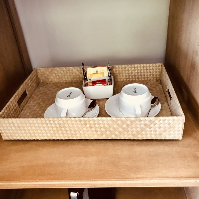 棚の中は最小限。コップとティーパックのみ。