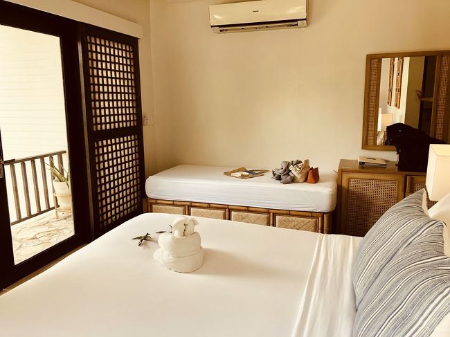 窓側から撮影。<br />左手が入り口。奥にはデイベット。(3人だったらエキストラベッドとして利用)<br /><br />エアコンガンガン効きます笑^ ^)