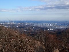 13：38　高尾山頂上
奥之院からはそれほどの急こう配もなく頂上到着。
今日はお天気が良く、八王子、新宿、横浜、遠く房総半島まで見通せる。