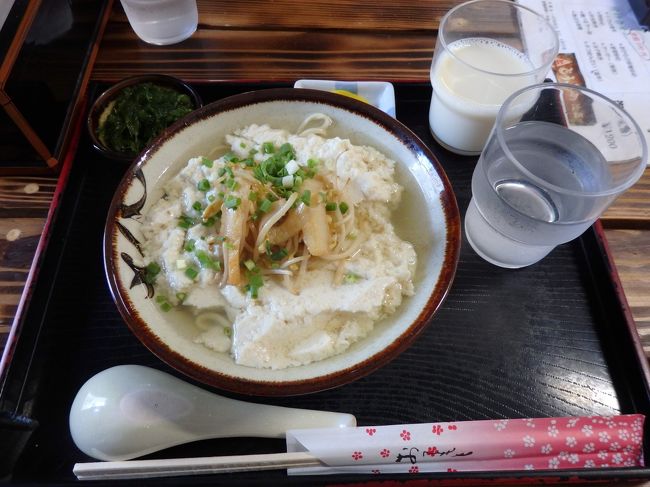 アーサーを付け合わせにして食べます。<br />右上のは豆乳です。<br /><br />色々調味料が有りましたが、味噌を入れて食べるのが一番おいしかったです！
