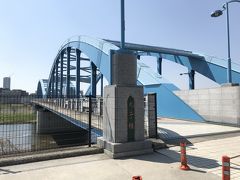 丸子橋
東京都大田区と神奈川県川崎市の間に架かる橋です。
河口から13 km、鉄道橋を除けばガス橋と二子橋の中間にあります。
近接して上流側に東急東横線・東急目黒線の通る橋梁、下流側に東海道新幹線の橋梁があります。
