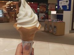 まずは空港でソフトクリームを！