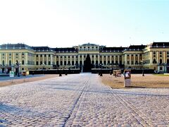 シェーンブルン宮殿
〝美しい泉”という意味をもち、ハプスブルグ家の夏の離宮として１７世紀末に建てられた建物と宮殿は、ヨーロッパ有数のバロック宮殿としての最高傑作。
マリア・テレジア、エリザベートの暮らしたこの宮殿には約１,４００もの豪華な部屋が造られています。