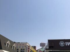 岩場を歩き終わりお店が沢山建ち並ぶエリアを通り戻ります