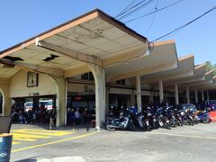 1/25
タイピンから2時間ほどの旅で、
イポー駅近くのバスターミナルに着きました。
Medan Kiddバスステーション、古びたバスターミナルです。
