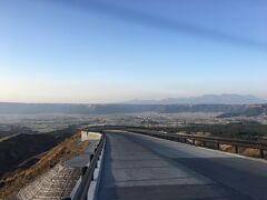 仙酔峡道路にて北側外輪山とその向こうの九重連山（５月）