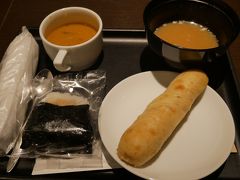 ダイヤモンド・プレミアラウンジ。おにぎりなどで朝食。