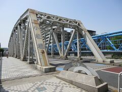 小名木川橋の隣に架かる小松橋。
江東区を流れる川に架かる大小様々な130ほどある橋の一つです。長さは55ｍほどで、車道の両側に広い歩道があります。親柱は黄銅色の石で、欄干に蔵と蒸気船などの風景が描かれているのが特徴です。
橋の下には、珍しい扇橋閘門があるので共に見ることをおすすめします。