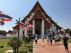 さっき世界遺産マークのあたりで見えた、赤い屋根に白い壁というちょっと可愛らしい建物。どうやらお寺らしいけど・・
手前の売店で一休みしてから行ってみました。