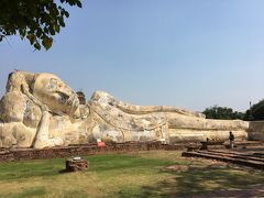 この遺跡の外回りを進むと、駐車場や売店があってその前にひと際大きな涅槃仏。屋根もない広々したところにデ～ンと！
上の写真で見えているのはその後ろ姿・・