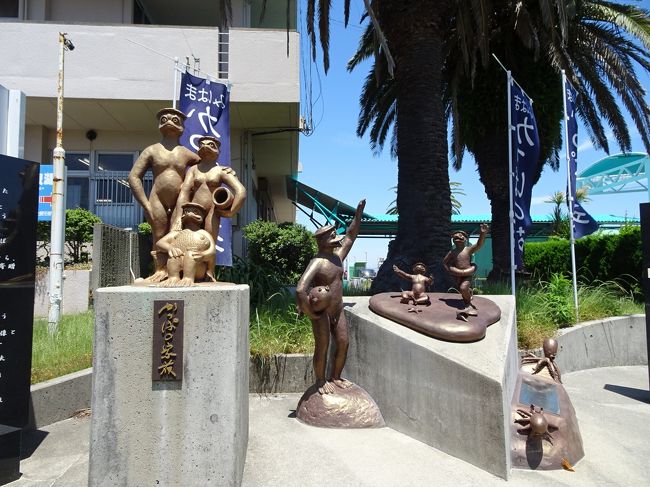 知多半島の東岸を北上して再び美浜町に入り、河和港に立ち寄ってみました。ここからも日間賀島、篠島などへの高速船が発着しています。傍らに「かっぱの家族」の像が設置されていました（美浜町のシンボル？）。