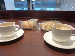 出発は伊丹空港から

朝早く自宅を出たので、リニューアル後のカードラウンジにて
いただいたクロワッサンで軽く朝食を(^^)