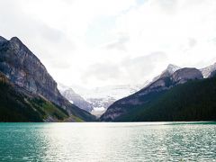 ９：４０にレイク・ルイーズに到着。
目的地ビッグ・ビーハイブはレイク・ルイーズの右側にそびえる蜂の巣みたいな形の山です。「ビーハイブ」は英語で「鉢の巣」のこと。