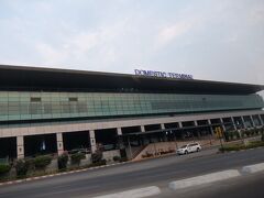 ヤンゴン国際空港の国内線。国際線の隣に、国内線の建物が立っています。