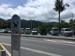 今日は沈船がある境浦海岸へ。
旦那がお腹痛いから部屋で
休んでるというので
娘と二人で向かうことに。

青灯台前からバスで。
村の3歳くらいの男の子にバス情報を教えてもらいつつ待ちます(^-^)