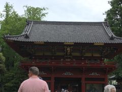 千代田線で千駄木駅まで移動して、つつじ祭り開催中の根津神社へ。
