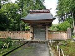 春日神社から車で5分、林泉寺に到着です。越後守護代長尾家と縁の深い寺の一つとして知られています。こちらは惣門、元々はカヤ葺き屋根でしたが、カヤの入手困難、カヤ職人不足のため、現在は銅板拭きになっています。