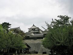 松山城はずんぐりしてるけど黒くてカッコイイ。