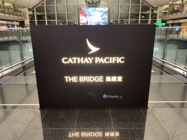 あっちゅーまに香港！<br />夜中のフライトまで6時間強のトランジット。<br />空港からは出ずラウンジ巡り始めます！<br />ザ・ブリッジ/ザ・ウイング/ザ・ピア/ザ・デッキの4つあるのですが、<br />それぞれ良さがあり、せっかく6時間もあるんだから全部行かなきゃもったいない！