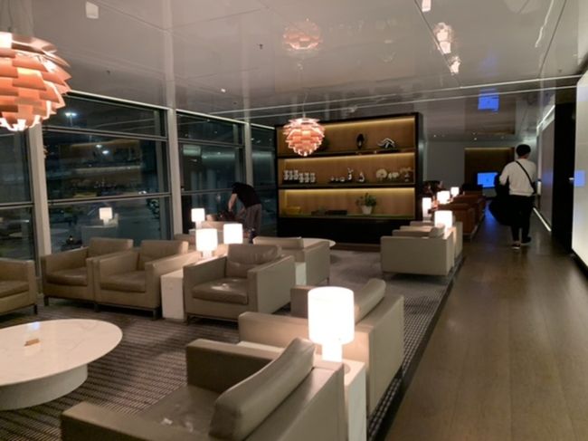 ビジネスクラスなんて初めてでこんな高級なところドキドキ…<br />