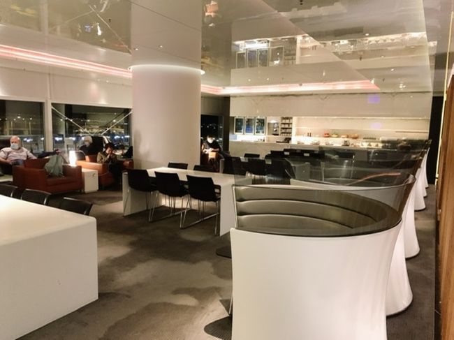 落ち着いていて大人向けのラウンジでした。<br />コーヒー・紅茶とお菓子くらいがありました。