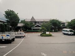 上野から沼田駅まで行きます。そこから路線バスでホテルSLに。