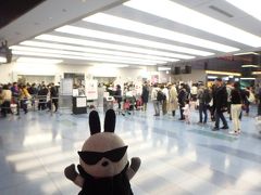 羽田空港には定刻（23:30）より早い23:17に到着。手荷物は預けていないのですぐに第２ターミナルを出て空港内連絡バスで国際線ターミナルへ移動。

国際線ターミナルはまだまだ出発便が多くあるので賑やかだ。