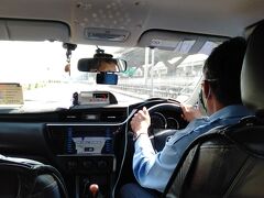 ドムアン空港からホテルへはタクシー移動。
ニュースではタクシーは密室なので危険とか、心配だったけど他の移動手段としてはバスか列車があるけれど、どちらもタクシー以上に密になりそう。
運転手さんもちゃんとマスクしてたし、窓も少し開けて喚起して予防に勤めます。