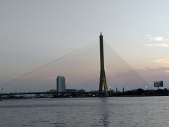 近くのチャオプラヤ川にかかるハープ橋、ラーマ8世橋、バンコクには美しい橋が沢山ある。