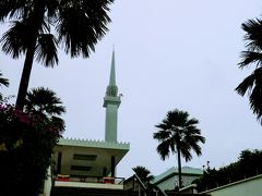 そして次に向かうのはこちら国立モスク。
写真では伝わりませんが、かなりの雨。
地下道の出口では、雨にめげている老夫婦もいました。
でも、そろそろ急がないと見学の時間が無くなります。
今、11時過ぎ。12時にはクローズです。